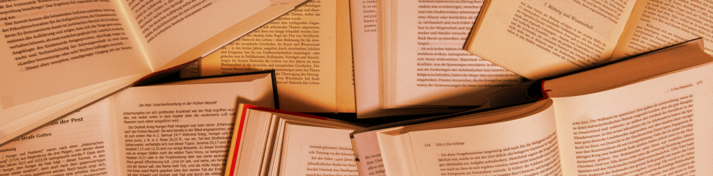 Aufgeschlagene Bücher; Bild: Michael Schnell