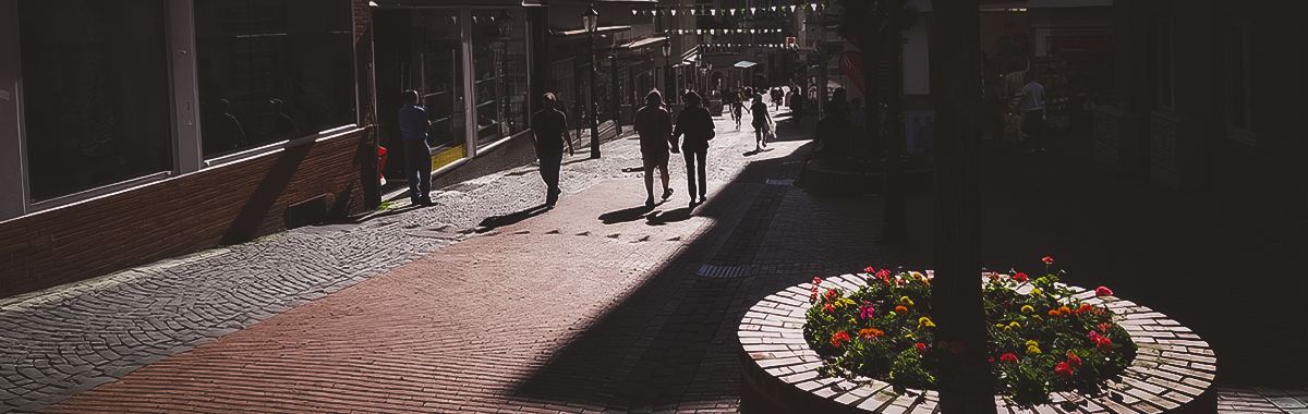 Menschen flanieren durch die Einkaufsstraße; Bild: Michael Schnell