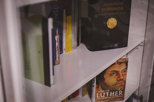 Buchregal mit Büchern zur Geschichte des Mittelalters und der Frühen Neuzeit; Bild: Michael Schnell