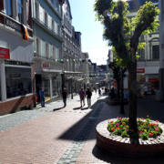 Menschen flanieren durch die Einkaufsstraße; Bild: Michael Schnell