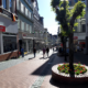 Menschen flanieren durch die Einkaufsstraße; Bild: Michael Schnell