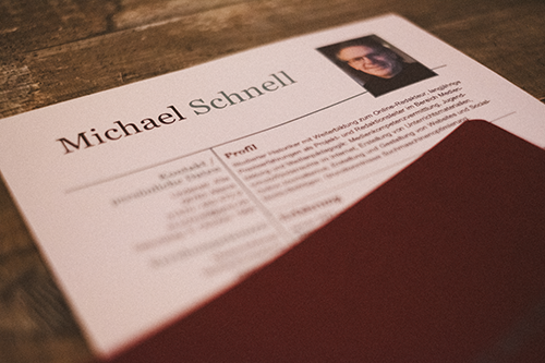 Lebenslauf in einer Bewerbungsmappe; Bild: Michael Schnell