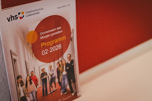 Broschüre mit dem Programm für 2026 der VHS Lüdenscheid; Bild: Michael Schnell